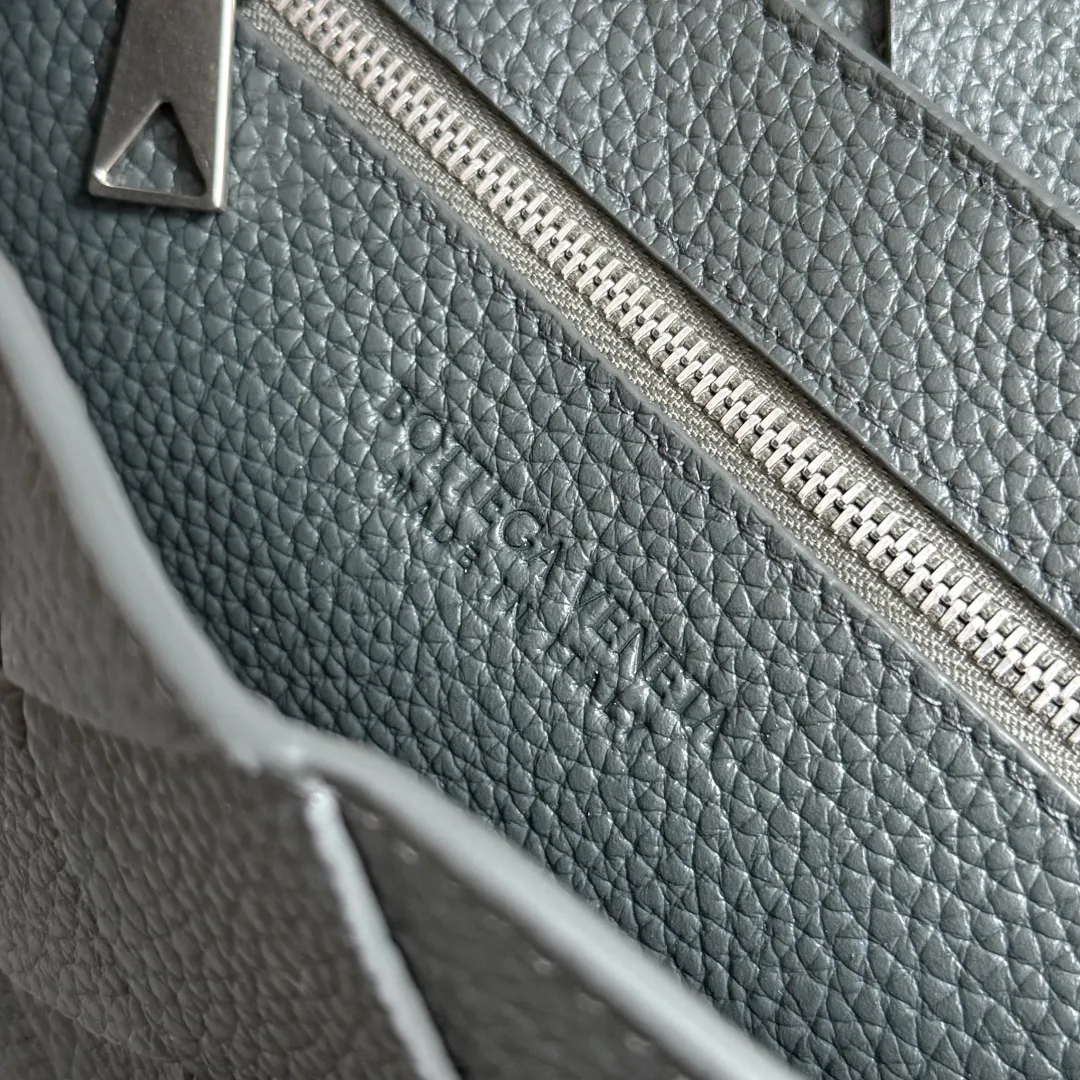 Batch 1860 BOTTEGA VENETA new Diago crossbody bag The diagonally built dynamic silhouette shows unique ingenuity. As a member of the B family's early autumn series, it uses the highest quality calfskin. The entire bag is softer, thicker and heavier, and durable. It is equipped with an adjustable strap. The texture of the 3cm wide leather strap is very similar to the litchi pattern. It is slightly stiffer than the litchi pattern. It is low-key, luxurious and full of connotation. It is refreshing and comfortable to match the upper body. Hu Yitian was also successfully captured by it. Style number: 795637 Size: 22.5*16.5*5.5cm
